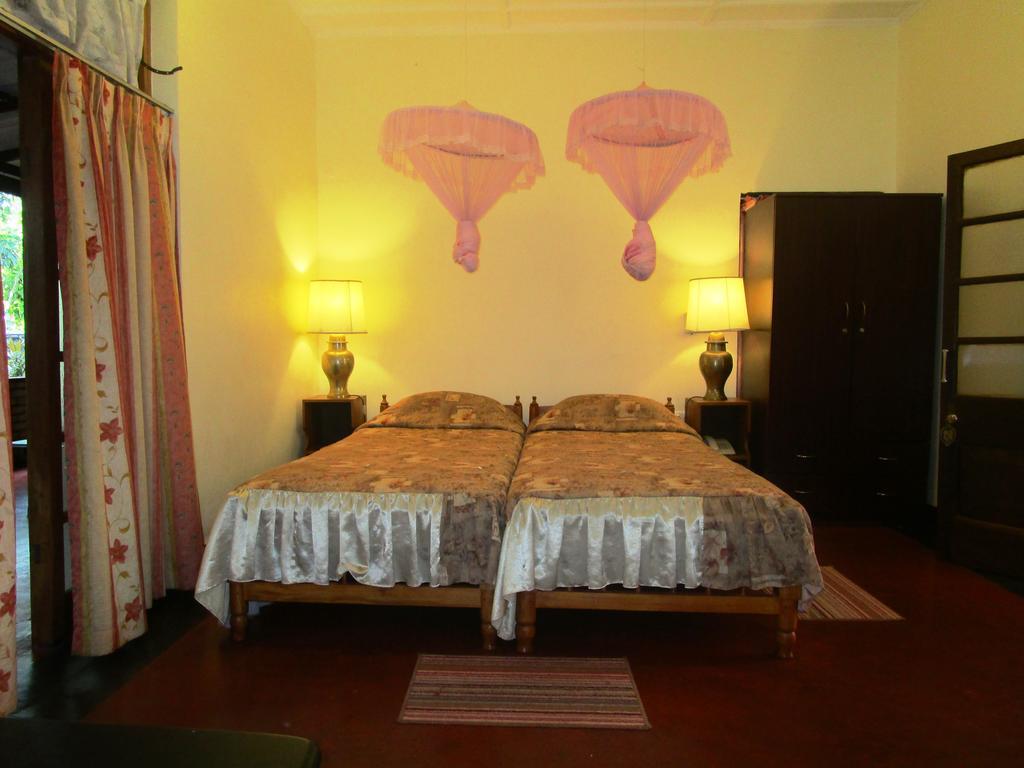 Hotel Shalini Anuradhapura Quarto foto