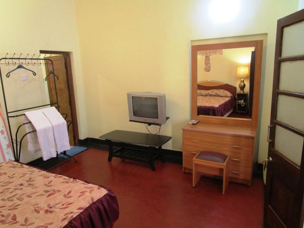 Hotel Shalini Anuradhapura Quarto foto