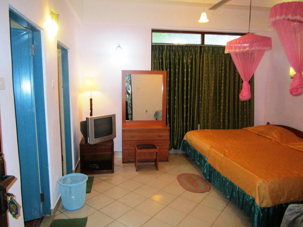 Hotel Shalini Anuradhapura Quarto foto